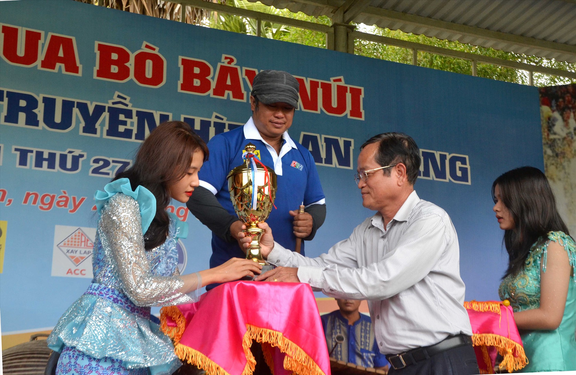 Không gian và phần thưởng cho chủ các đôi bò đạt giải cao cũng đậm đà bản sắc văn hóa dân tộc Khmer. Ảnh: LT