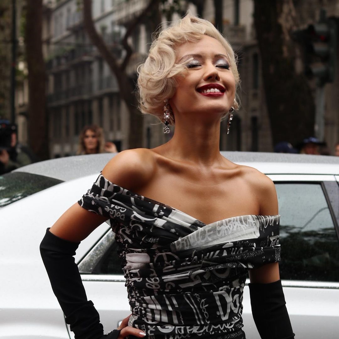 Khi được hỏi về lý do chọn layout này, Khánh Linh chia sẻ rằng mình đã được thôi thúc để hóa thân thành hình tượng nữ minh tinh Marilyn Monroe khi được xem những thước phim demo của Dolce&Gabbana trên Instagram. Ảnh: NSCC.