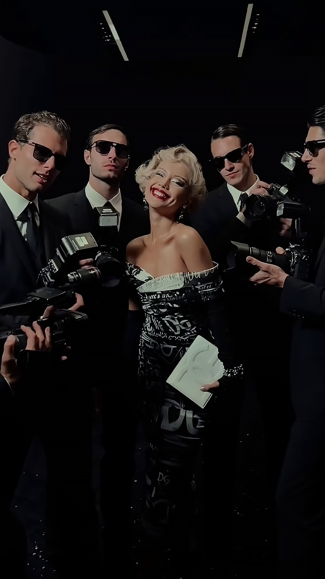 Tại sự kiện, nữ fashionista chọn một set đồ cực kỳ “Dolce&Gabbana” nhưng vẫn thể hiện được chất “Cô Em Trendy” vốn có của mình. Điểm nhấn cho lần này chính là mái tóc bạch kim được uốn và tạo kiểu cầu kì cùng với layout makeup đậm chất Marilyn Monroe thời kỳ đỉnh cao. Cô cho biết bản thân đã mất hơn một giờ đồng hồ để hoàn thành makeup look này.
