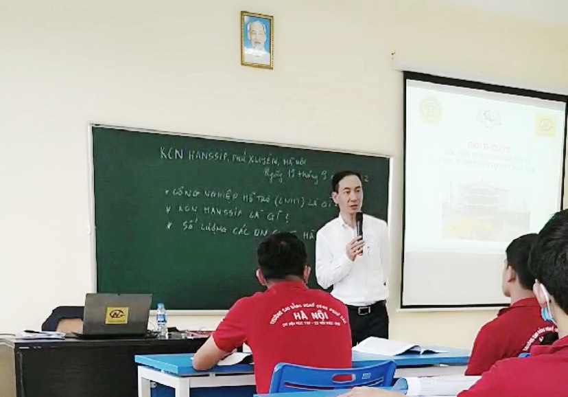 Ông Nguyễn Vân, Phó Chủ tịch HANSIBA, Giám đốc VSI cùng các học viên.