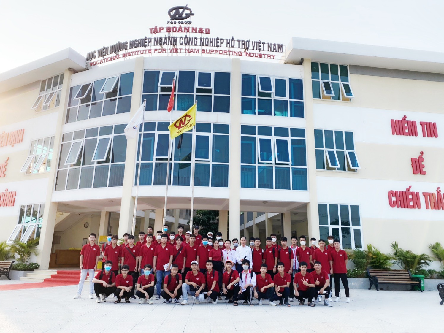 Các học viên của Học viện hướng nghiệp ngành công nghiệp hỗ trợ Việt Nam tại Khu công nghiệp hỗ trợ Nam Hà Nội (Hanssip)