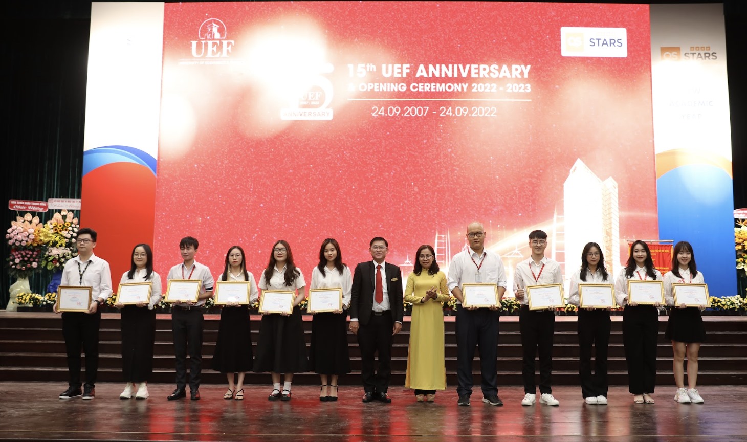 Sinh viên Trần Tấn Đạt, Hà Vân Trang và các bạn sinh viên xuất sắc nhận học bổng. Ảnh: