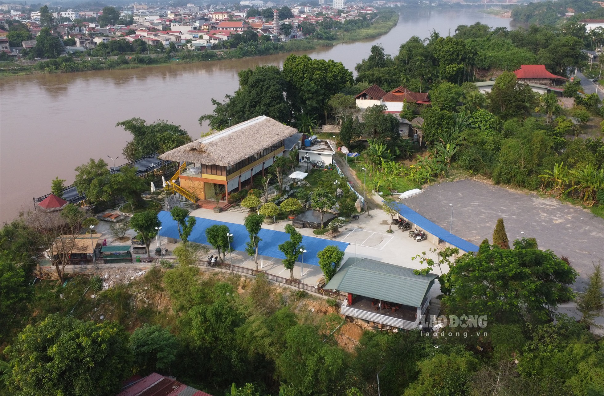 Nhiều hạng mục của nhà hàng này nằm sát bờ sông Hồng - diện tích vốn thuộc bờ kẻ lở sông Hồng.