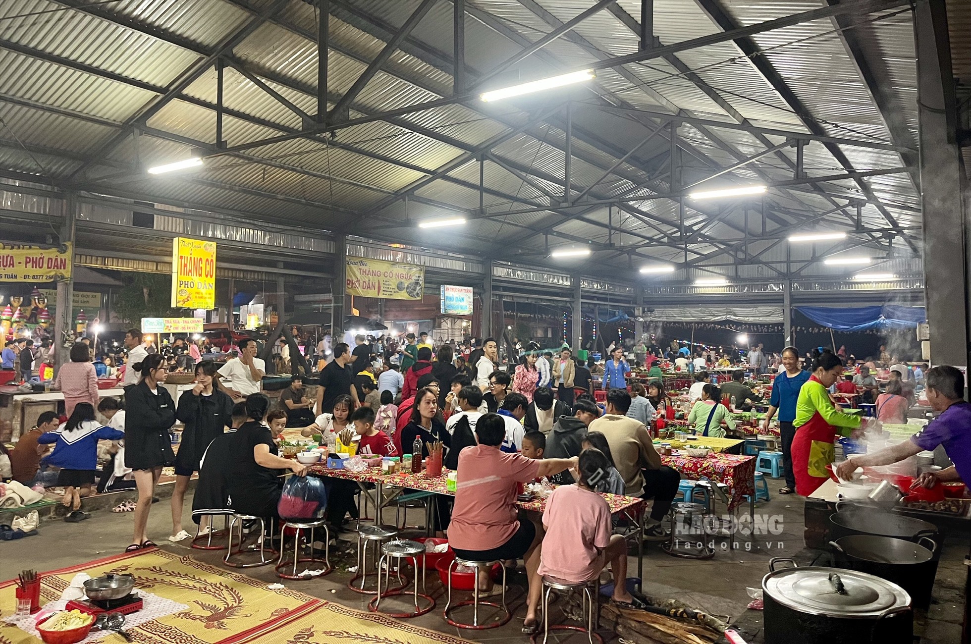 Chợ chủ yếu bán các món ăn như thắng cố, bánh phở dân tộc Giáy, đồ nướng, nước giải khát và các trò chơi sẵn sàng phục vụ nhu cầu khách đến thăm chợ.