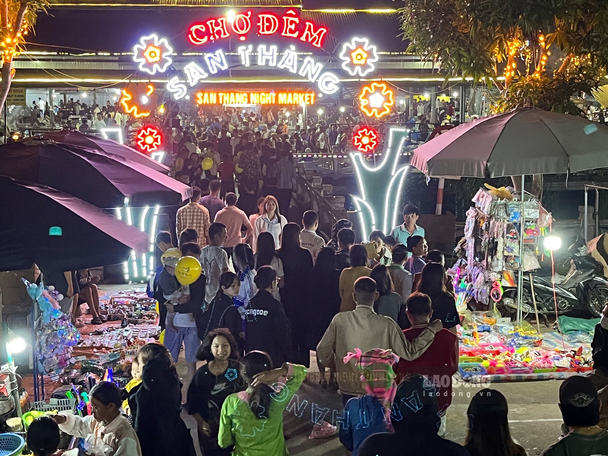 Chợ đêm San Thàng thuộc xã San Thàng, TP. Lai Châu mở vào tối thứ 7 hàng tuần là một trong những nét đẹp văn hóa của Lai Châu. Đồng thời, cũng là điểm nhấn thu hút du khách đến nơi đây tham quan.