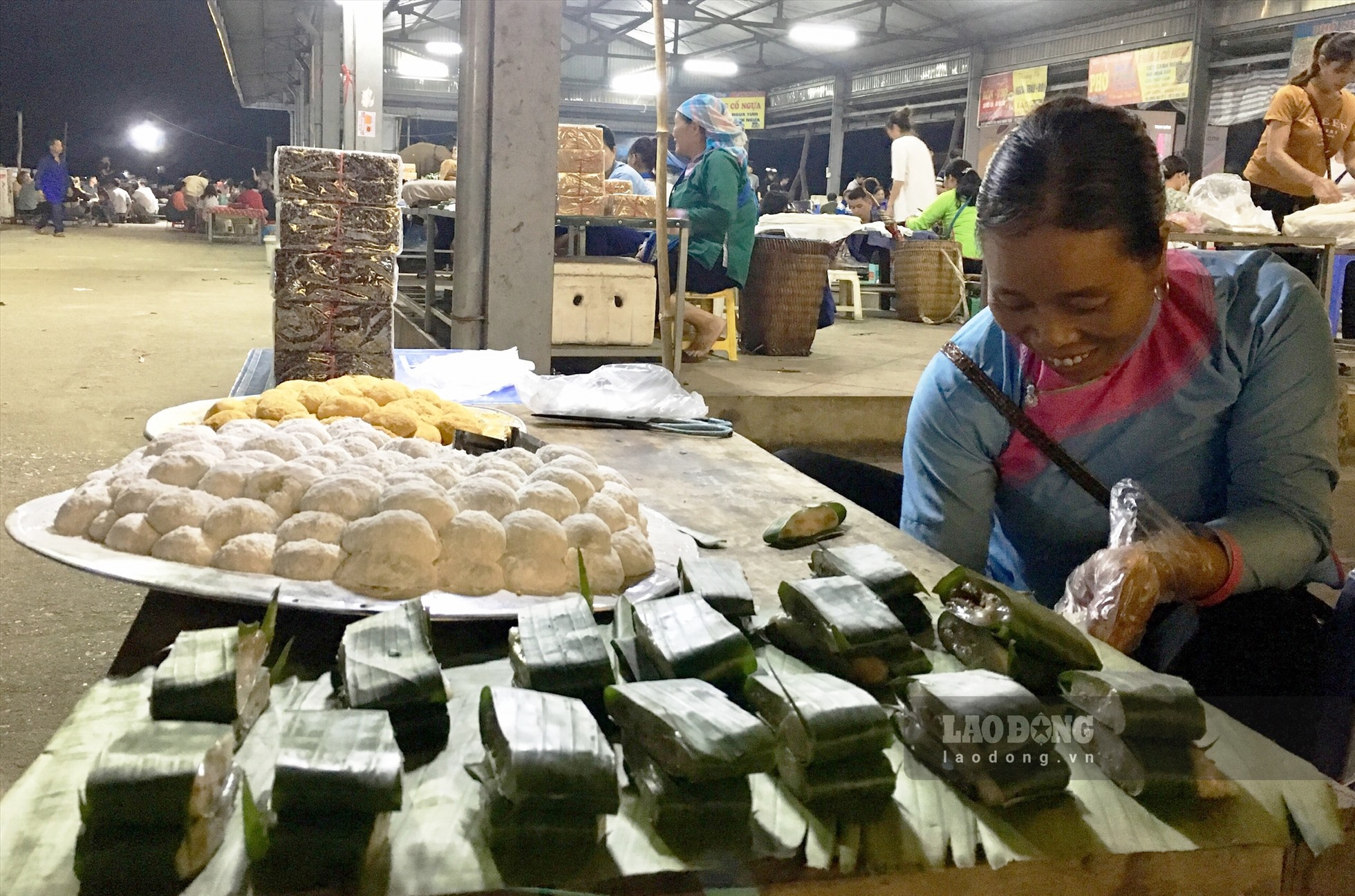 Ngồi bên gian bán bánh truyền thống tại chợ, chị Đèo Thị Nghiệp (40 tuổi, trú tại xã San Thàng) chia sẻ: “Tôi đã đăng ký gian hàng bán bánh truyền thống tại chợ được hơn 1 năm. Mỗi buổi chợ đêm gia đình tôi cũng thu nhập từ 500 - 700 nghìn đồng”.