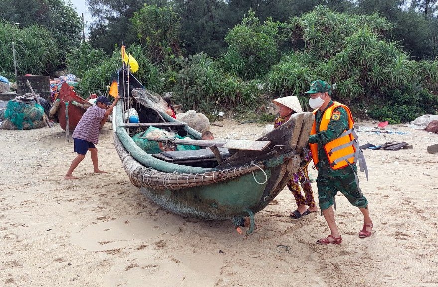 Theo thống kê, toàn tỉnh Thừa Thiên Huế có 2.062 phương tiện với 11.350 lao động hoạt động khai thác thủy sản. Tính đến thời điểm hiện tại, toàn bộ số phương tiện và lao động trên đã được lực lượng Bộ đội biên phòng, chính quyền địa phương kêu gọi vào bờ, hướng dẫn neo đậu tàu thuyền tránh bão an toàn.