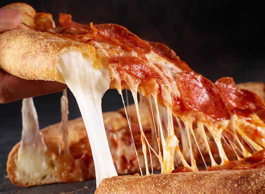 Pizza là một trong những món ăn nhanh khiến lượng đường trong máu tăng cao. Ảnh: Eatthis