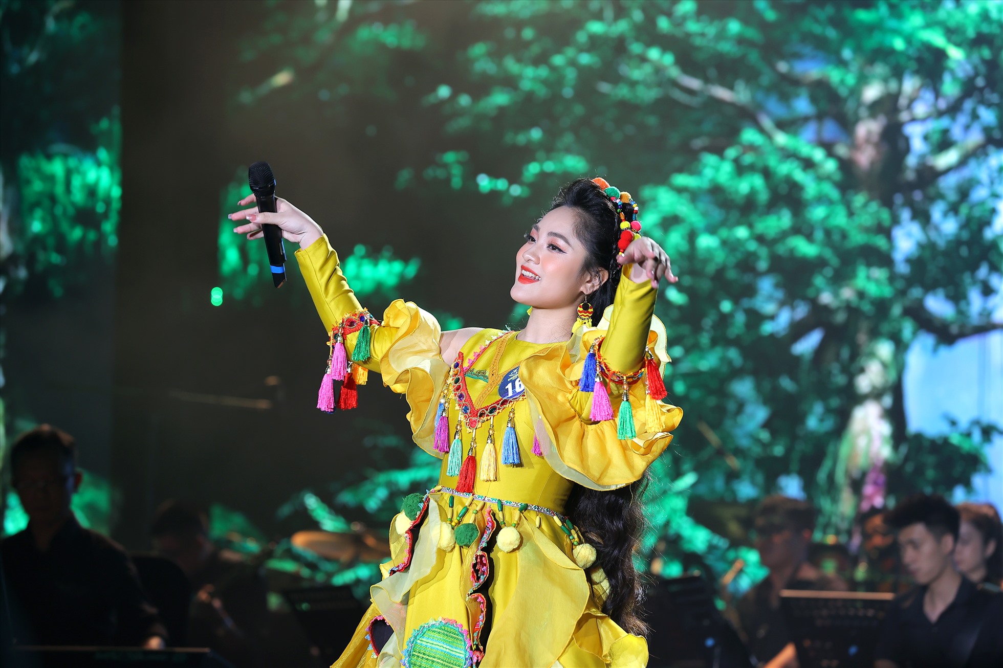 Nguyễn Thị Thu Lương (SBD 16) gây chú ý khi thể hiện ca khúc “Cô gái vót chông“. Ảnh: BTC