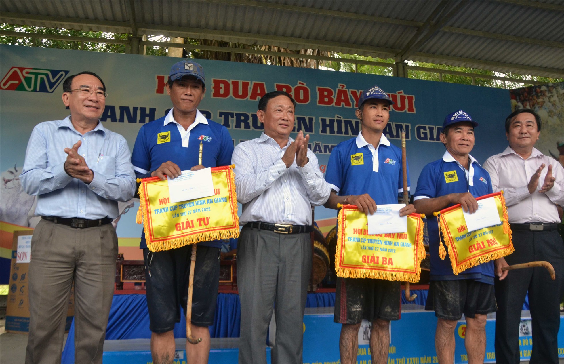 Trước hết phải thừa nhận rằng so với nhiều lần tổ chức trước, Hội đua bò Bảy Núi năm 2022 có nhiều thay đổi tích cực. Vẫn xã hội hóa kinh phí, nhưng việc “trả quyền lợi” cho các nhà tài trợ được cân đối vừa phải, không lấn áp không gian ngày hội, thể hiện trên băng rôn, áo đấu... như trước đó. Ảnh: LT