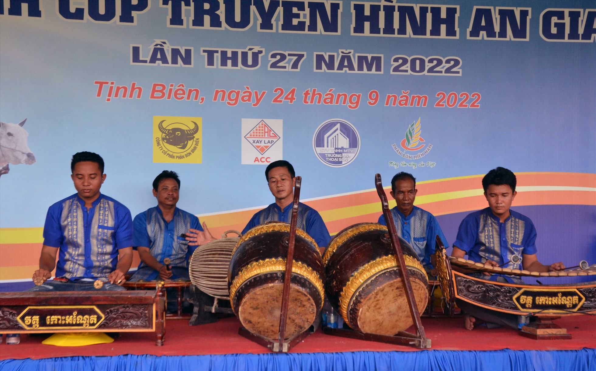 Hơn thế nữa, các nghệ nhân biểu diễn nhạc cụ ngũ âm cũng như các diễn viên múa lâm - bông phục vụ người dự khán đều được trang phục dân tộc nên sự kiện đã tạo sắc màu dân tộc ngay từ bên ngòai sân đấu. Ảnh: LT
