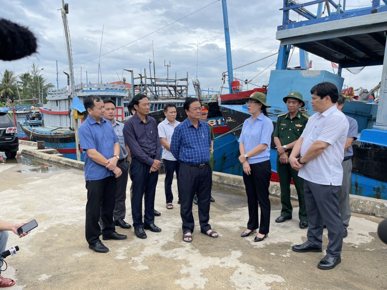 Đoàn công tác của Bộ trưởng Lê Minh Hoan kiểm tra công tác phòng chống bão tại Quảng Ngãi sáng 26.9. Ảnh: TH