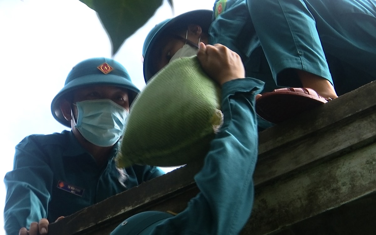 Bộ đội giúp dân Quảng Ngãi chằng chống nhà cửa. Anh: TS