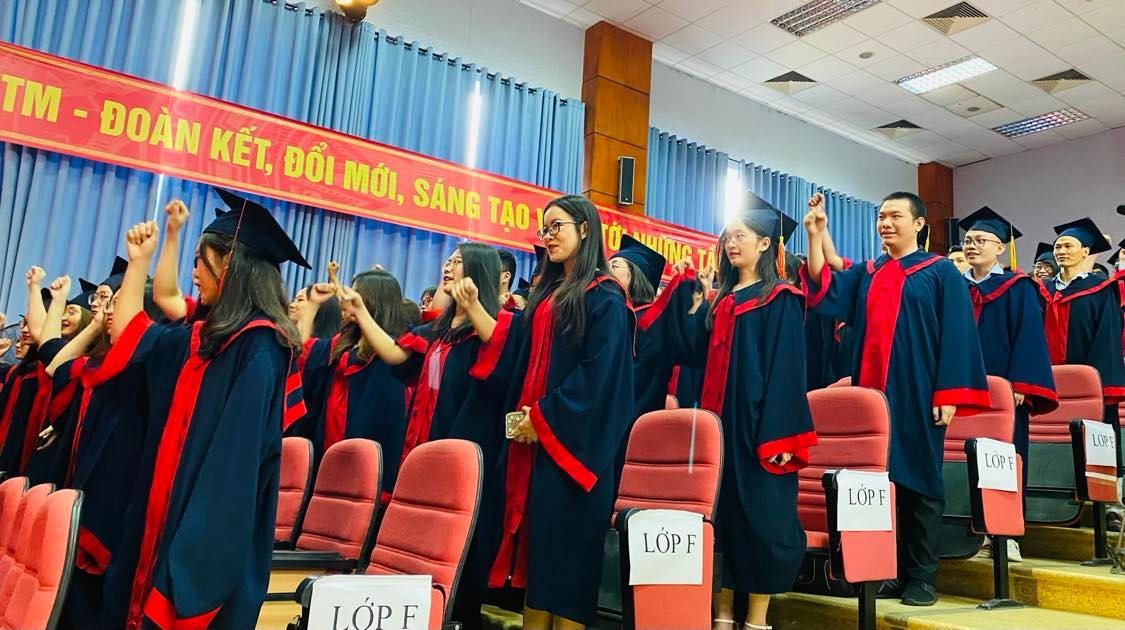 Sinh viên tuyên thệ trong lễ tốt nghiệp. Ảnh: PV
