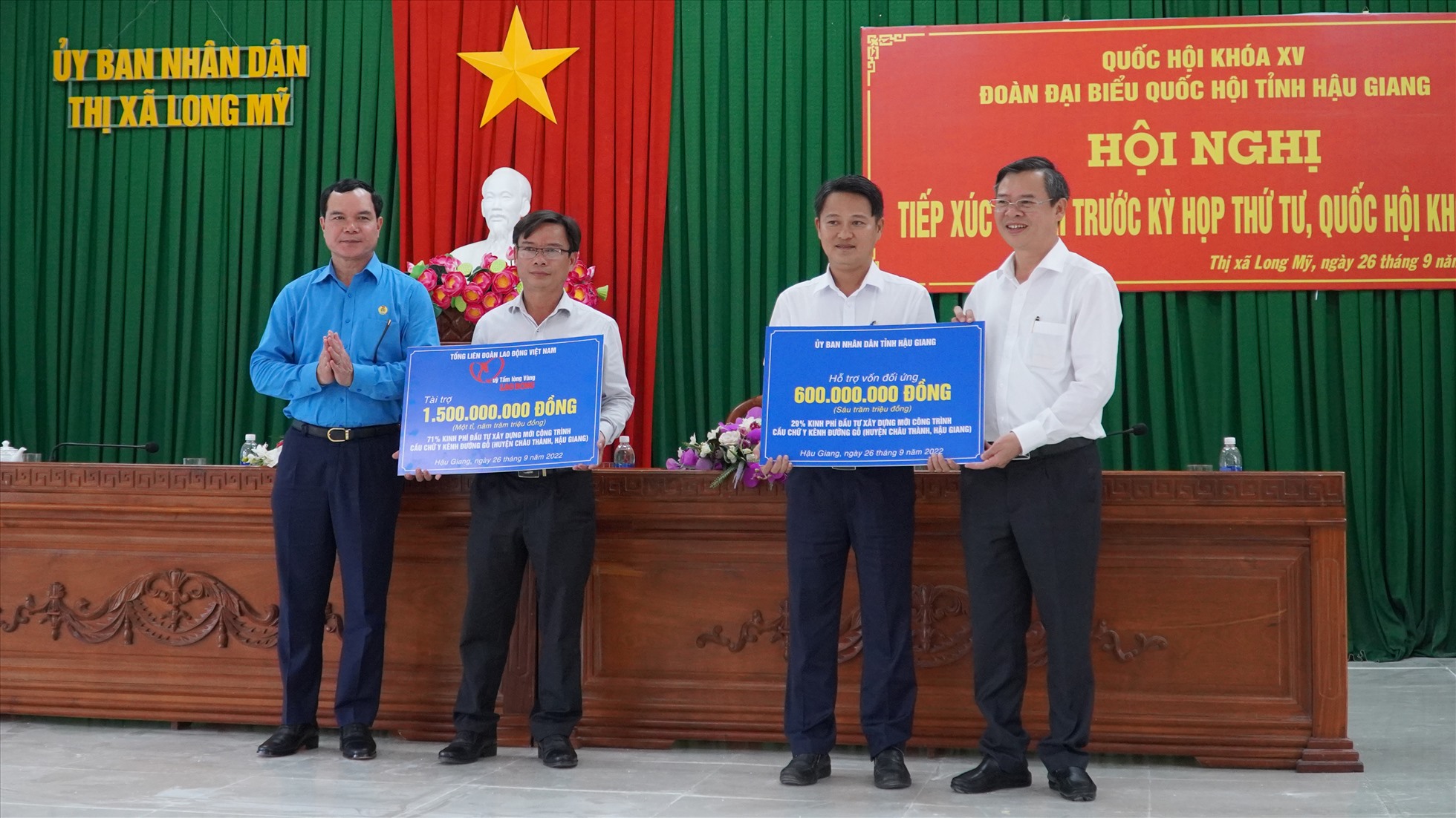 Chủ tịch Tổng LĐLĐ Việt Nam Nguyễn Đình Khang và lãnh đạo tỉnh Hậu Giang trao biển tượng trưng tài trợ xây cầu chữ Y.