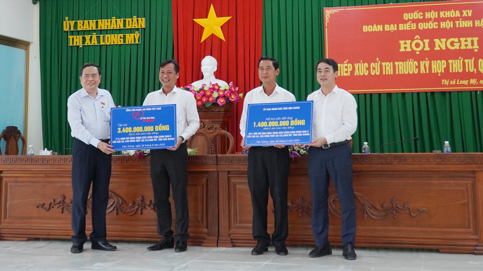 Phó Chủ tịch Thường trực Quốc hội Trần Thanh Mẫn cùng lãnh đạo tỉnh Hậu Giang  trao biển tượng trưng tài trợ làm đường.