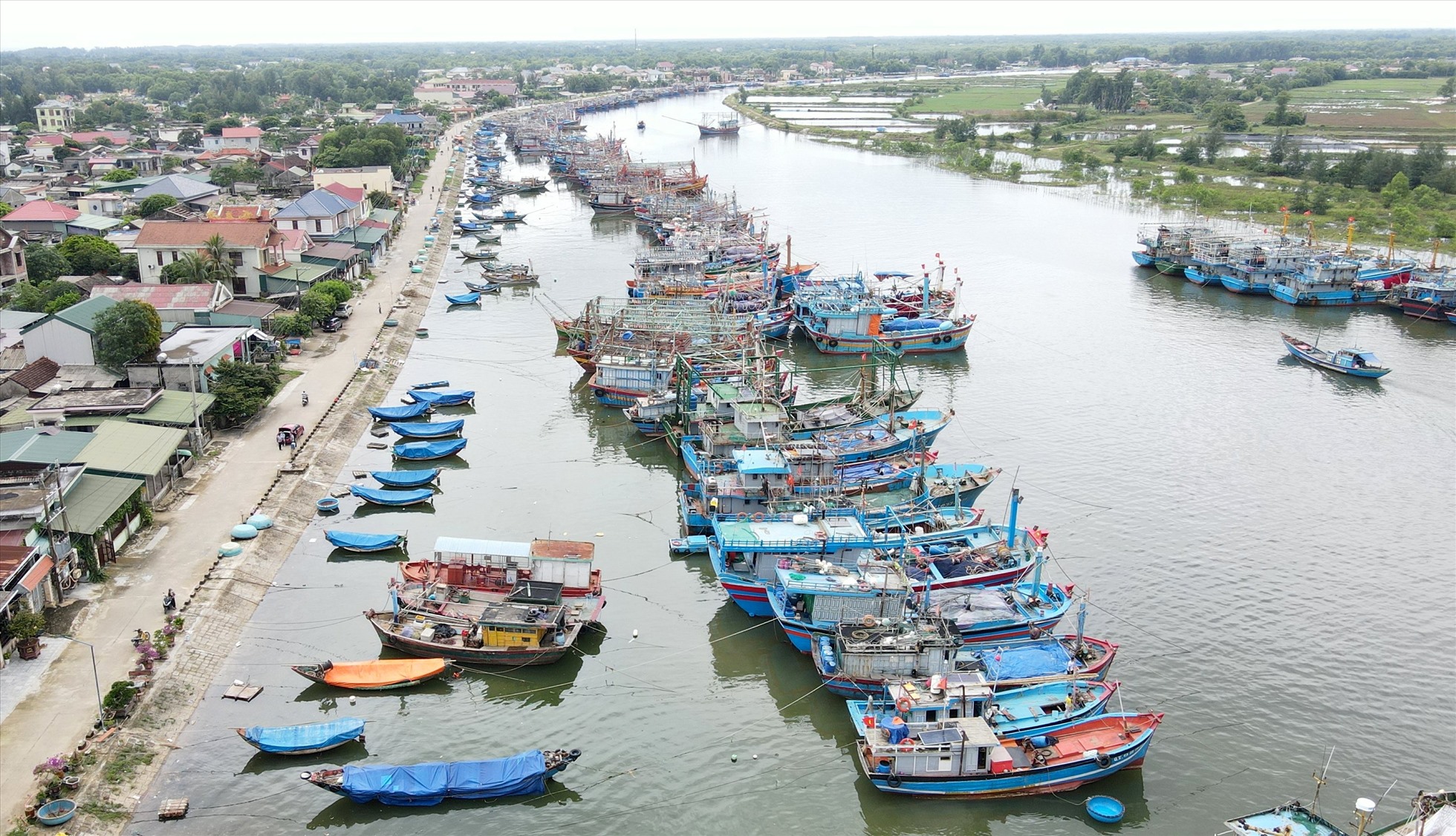 Tàu thuyền neo đậu tránh trú bão ở âu neo đậu tàu thuyền Nam Cửa Việt.