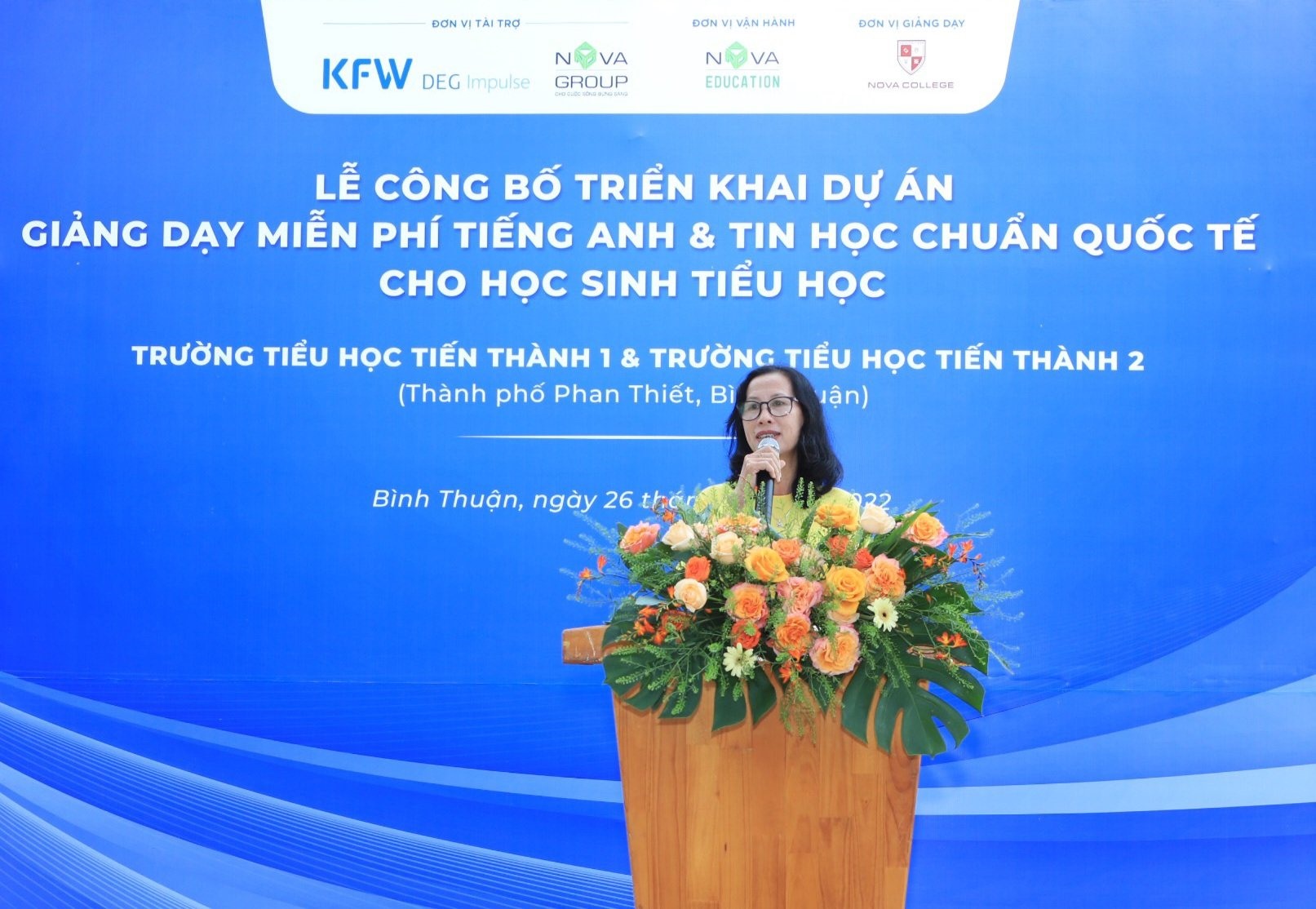 Bà Nguyễn Thị Thu Huyền – Hiệu trưởng Trường Tiểu học Tiến Thành 1 vui mừng khi các em học sinh của trường được tiếp cận phương pháp dạy học Tiếng Anh và Tin học chuẩn quốc tế.