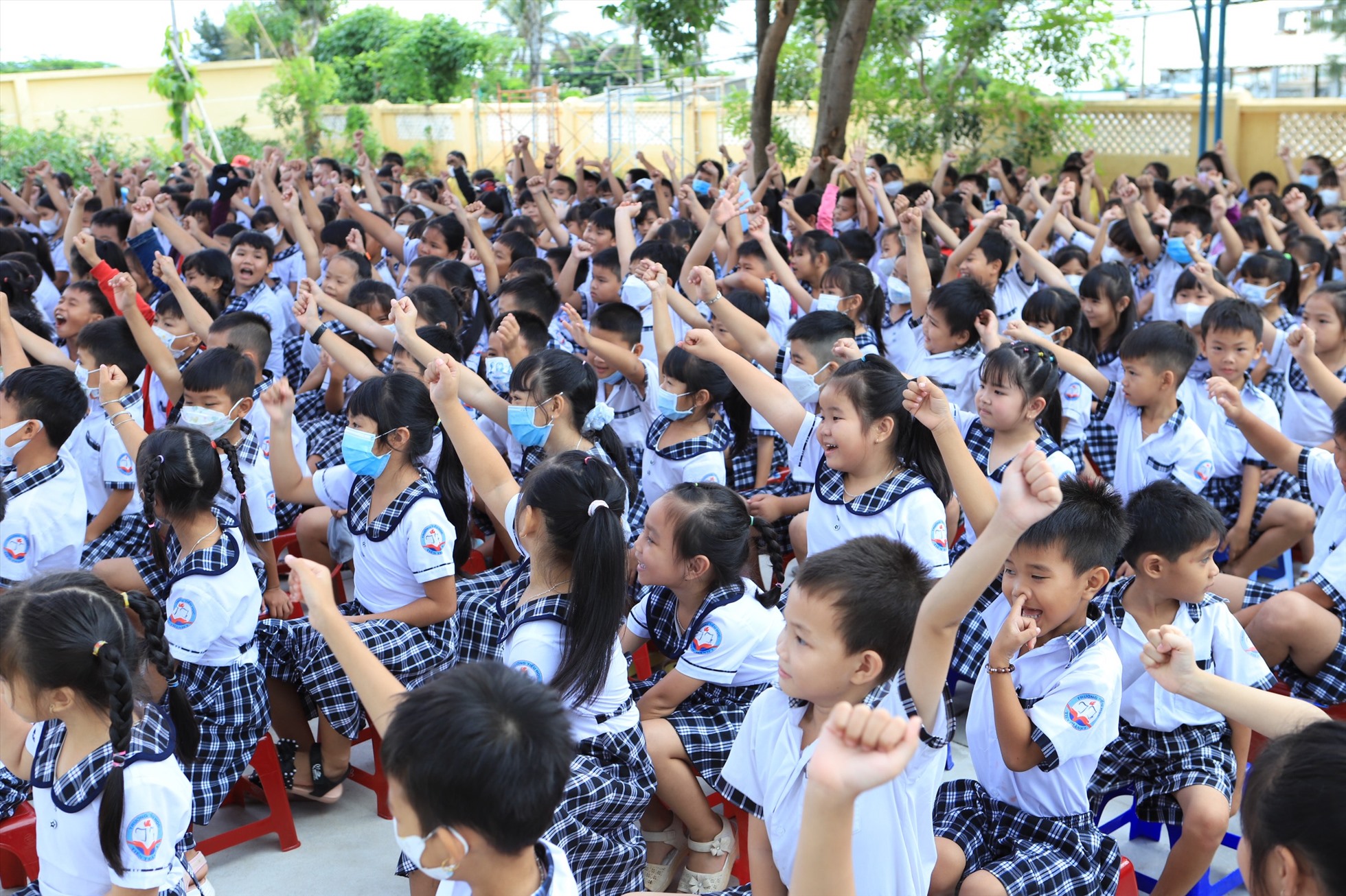 Hàng trăm học sinh trường tiểu học Tiến Thành 1 hào hứng với dự án giảng dạy Tiếng Anh và Tin học miễn phí chuẩn quốc tế.