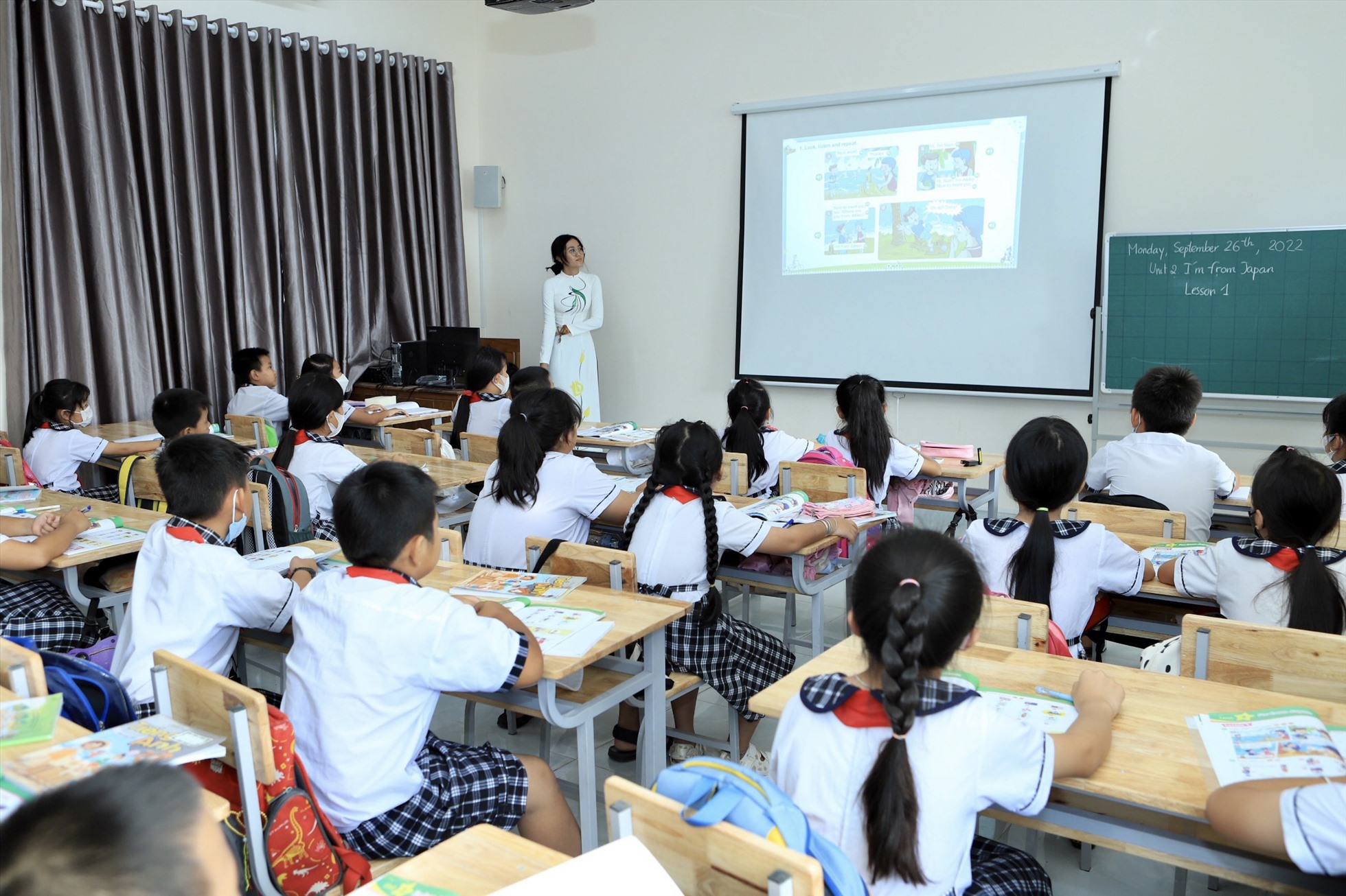 Phòng học Tiếng Anh cũng được trang bị máy chiếu với nội dung bài giảng sinh động, tạo sự hứng thú cho các em học sinh.