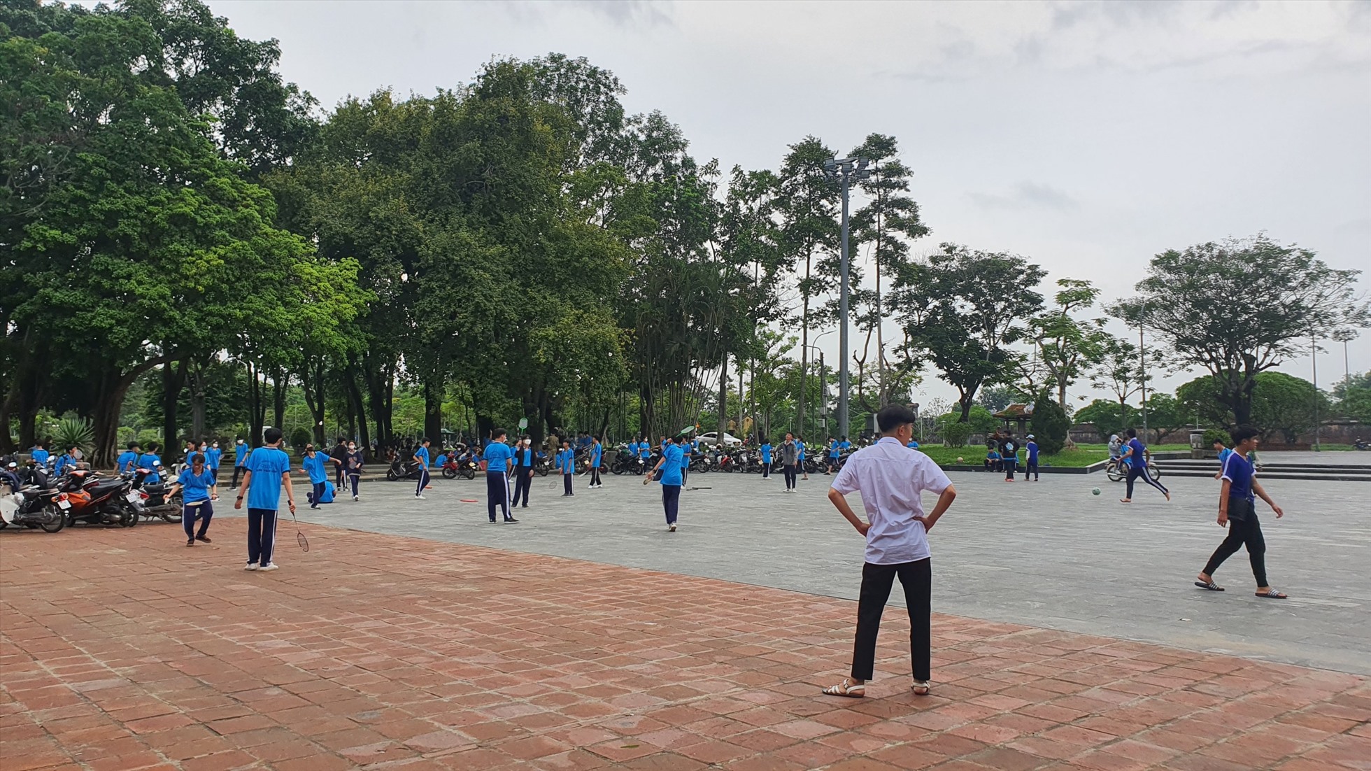 Ông Nguyễn Tân - Giám đốc Sở DG&ĐT Thừa Thiên Huế cho biết, đơn vị đang xem xét và theo dõi diễn biến của thời tiết để tham mưu và có kế hoạch cho học sinh nghỉ học để ứng phó bão Noru.