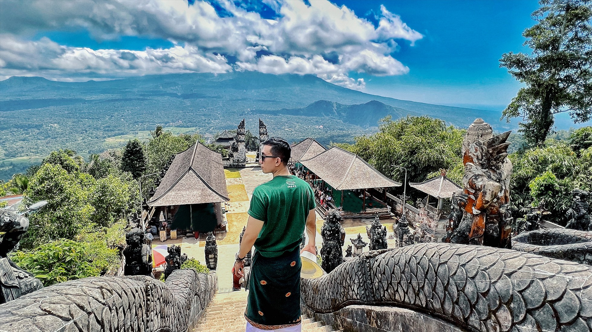 Cuối tháng 8, anh Hoàng có một chuyến du lịch kết hợp chụp ảnh tại Bali, Indonesia. Tại đây, nhiếp ảnh gia này lưu trú ở The Apurva Kempinski Bali và Ayana Resort.