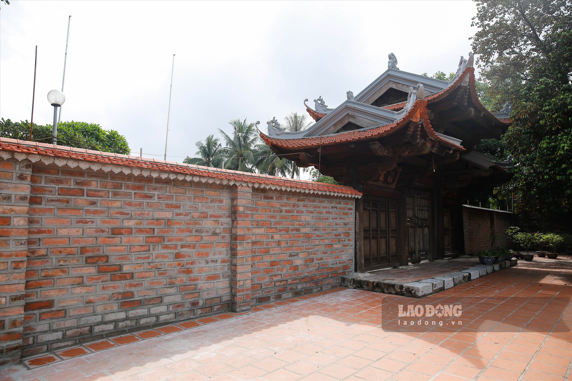Theo ghi nhận của PV Dân Việt sáng ngày 22/9, bức tường cổ kính trước cổng chùa Kim Liên vẫn đang tiếp tục được trùng tu.