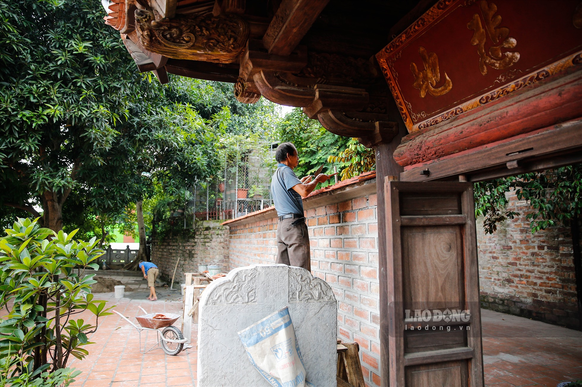 Một công nhân đang làm việc tại đây cho biết, do bức tường cũ xuất hiện nguy cơ đổ sập nên nhà chùa đã thuê chúng tôi xây dựng lại bức tường mới.