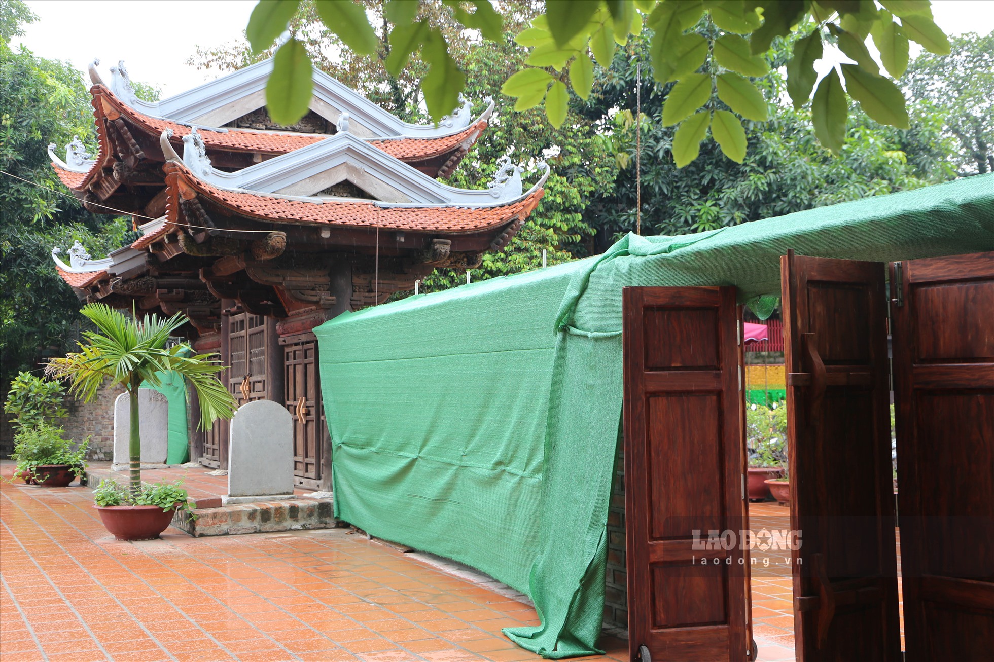 Hà Nội: Tường gạch chùa Kim Liên phủ bạt sau khi xây mới không phép