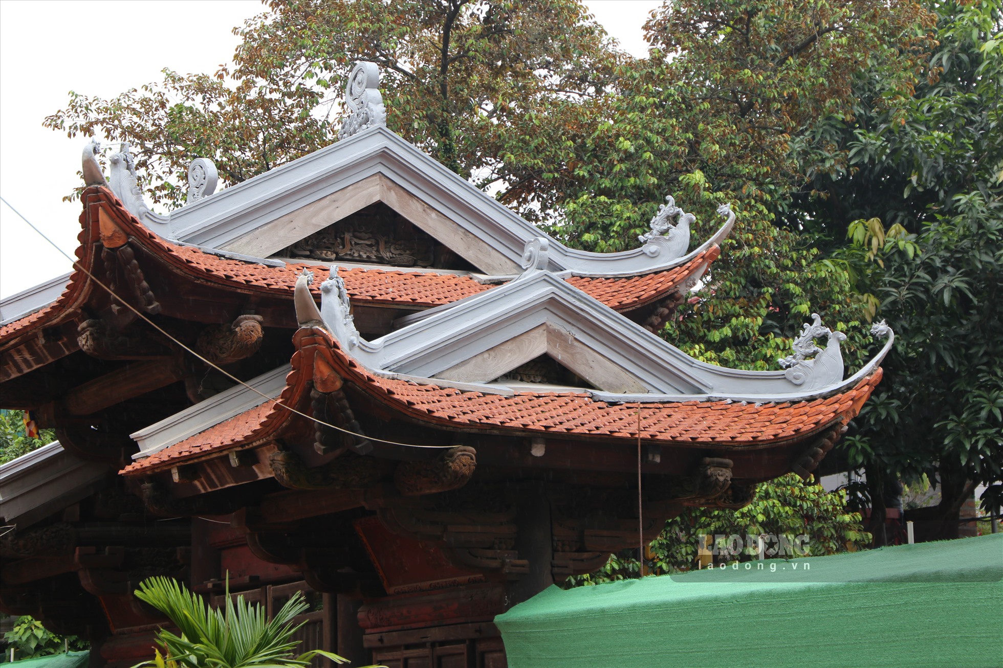 Mái ngói cổng chùa Kim Liên cũng được trùng tu, xây mới nhiều vị trí.