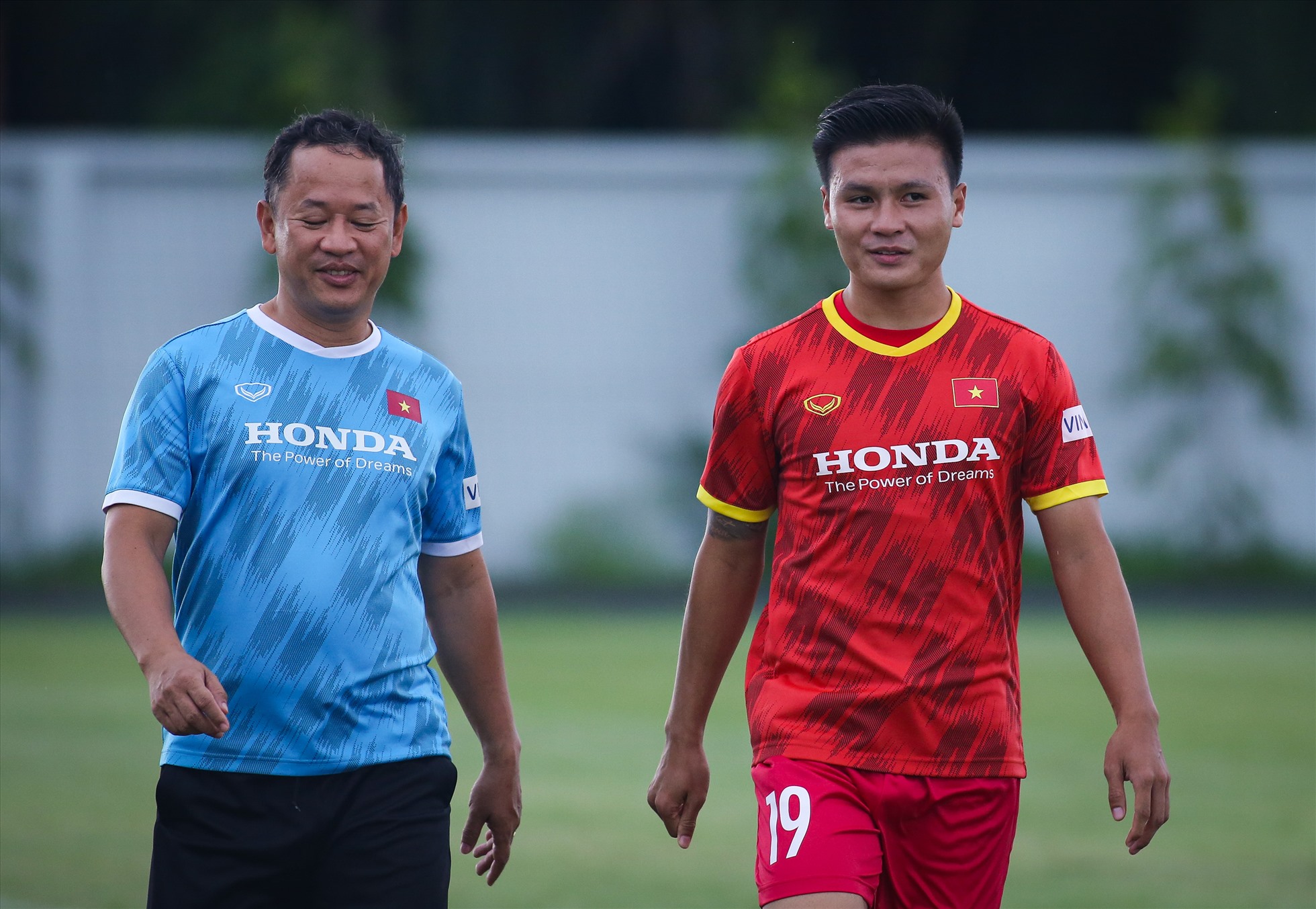 Theo đó, Hải “con” chỉ trả lời 3 câu hỏi của phóng viên. Số 19 của đội tuyển Việt Nam đang nhận sự quan tâm lớn kể từ khi đến Pháp khoác áo Pau FC. Vì lẽ đó, sự cẩn thận của huấn luyện viên Park Hang-seo cùng Quang Hải là điều dễ hiểu.