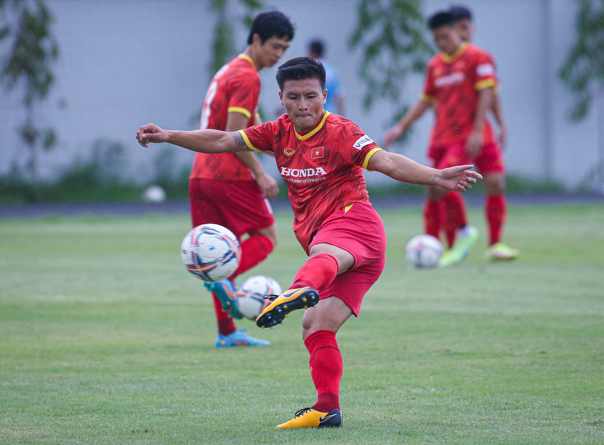 Số 19 của đội tuyển Việt Nam tích cực tập luyện trong chiều 26.9. Trước đó, anh không được đăng ký trận gặp Singapore hôm 21.9 và chỉ theo dõi trận đấu trên khán đài. Vì vậy, khả năng Quang Hải ra sân trận gặp Ấn Độ là rất lớn.