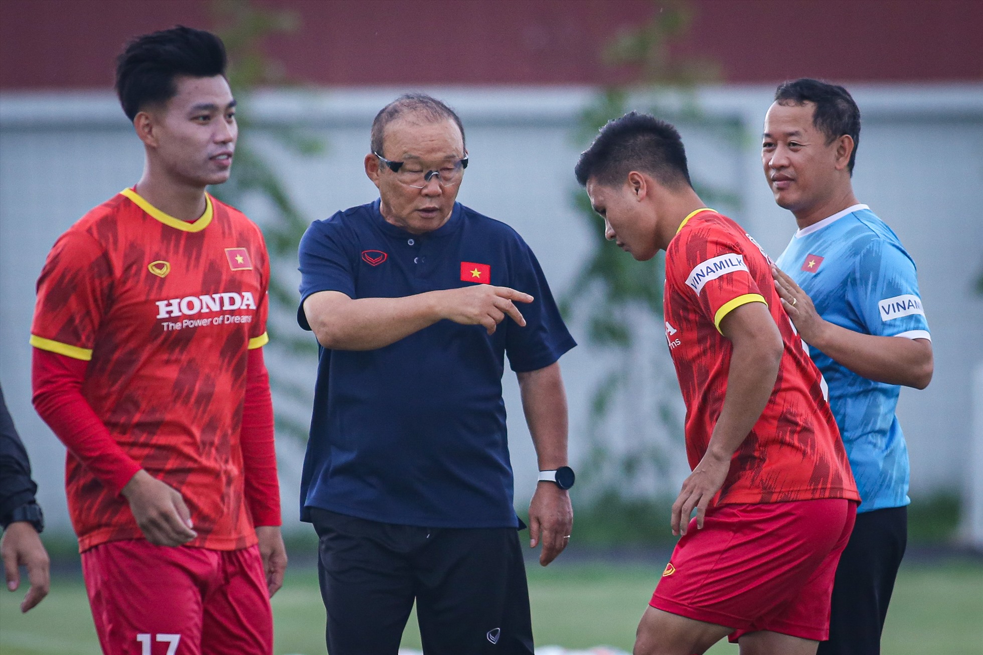 Theo lịch được Liên đoàn bóng đá Việt Nam (VFF) thông báo cho các phóng viên, tiền vệ Nguyễn Quang Hải sẽ là người trả lời phỏng vấn. Theo quan sát, trước khi Quang Hải tiến đến khu vực phỏng vấn, huấn luyện viên Park Hang-seo đã có những trao đổi và dặn dò cầu thủ này.