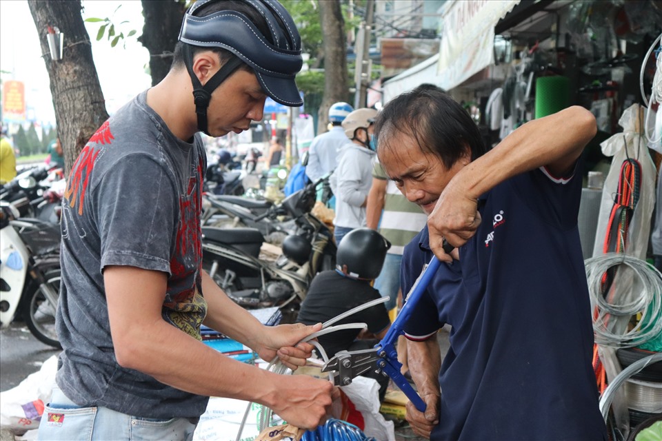 Bao đựng cát và dây để chằng, chống bão luôn trong tình trạng hết hàng.