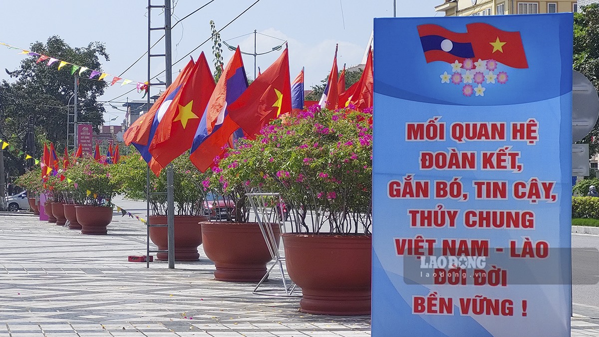 Điện Biên đang rực rỡ cờ hoa trước Ngày hội văn hóa Việt Nam - Lào, nơi cả hai nước sẽ chia sẻ văn hóa và truyền thống. Sự kiện này sẽ tràn đầy sắc màu với các tiết mục nghệ thuật và âm nhạc đặc sắc từ cả hai quốc gia. Người dân Điện Biên tỏ ra rất háo hức và sẵn sàng chào đón khách du lịch đến tham dự.