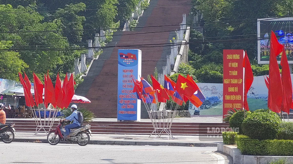Tuy nhiên, từ nhiều ngày qua khắp các đường phố, các nơi sẽ diễn ra sự kiện đã rực rỡ 2 màu cờ của Việt Nam - Lào và được trang hoàng lộng lẫy.