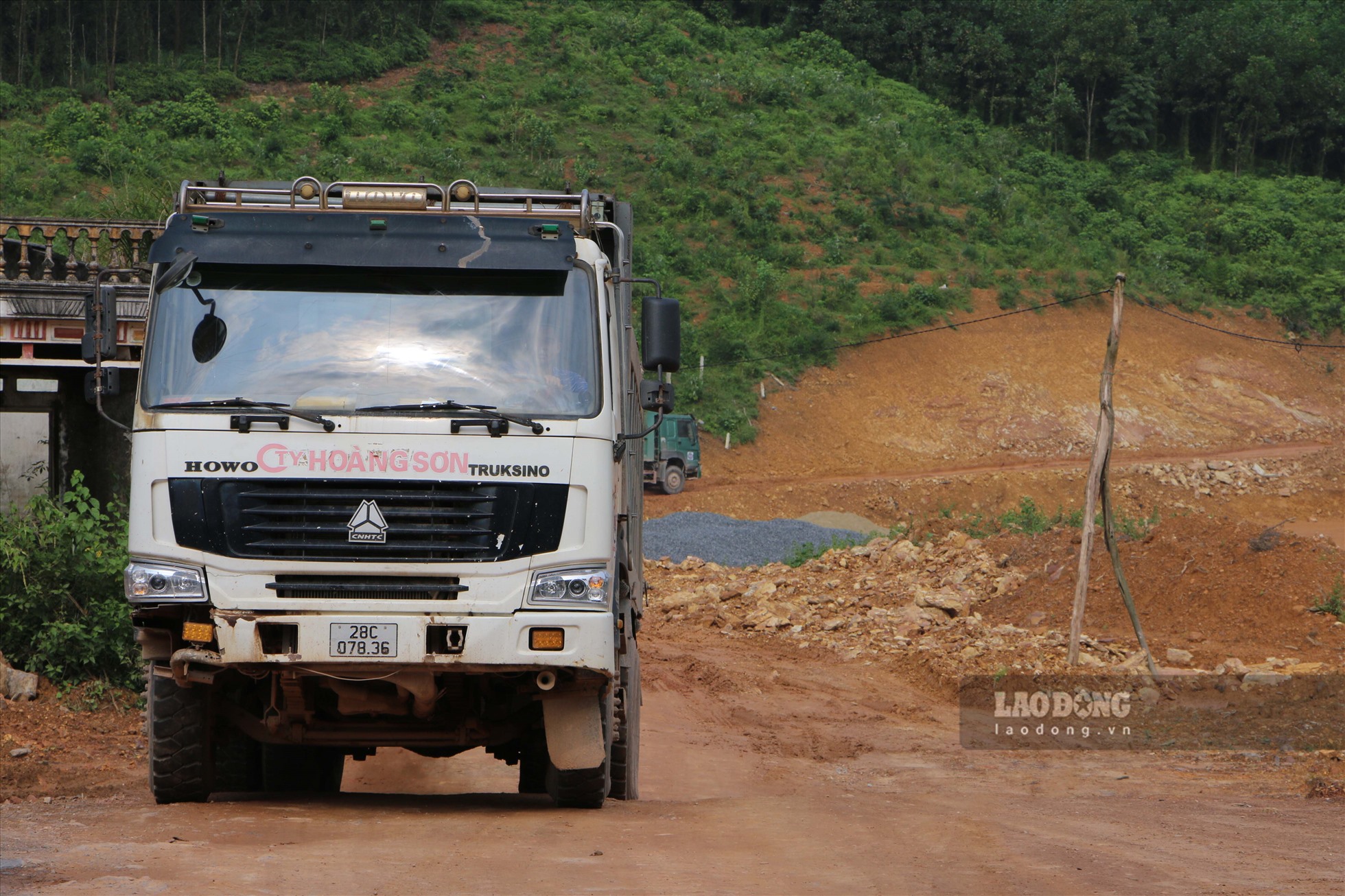 Những chiếc xe mang thương hiệu Công ty Hoàng Sơn này lấy đều lấy đất từ khu vực xã Phúc Xuân (TP. Phổ Yên) rồi vượt quãng đường gần 20km về đổ đất tại khu vực công trình phường Tân Hương.