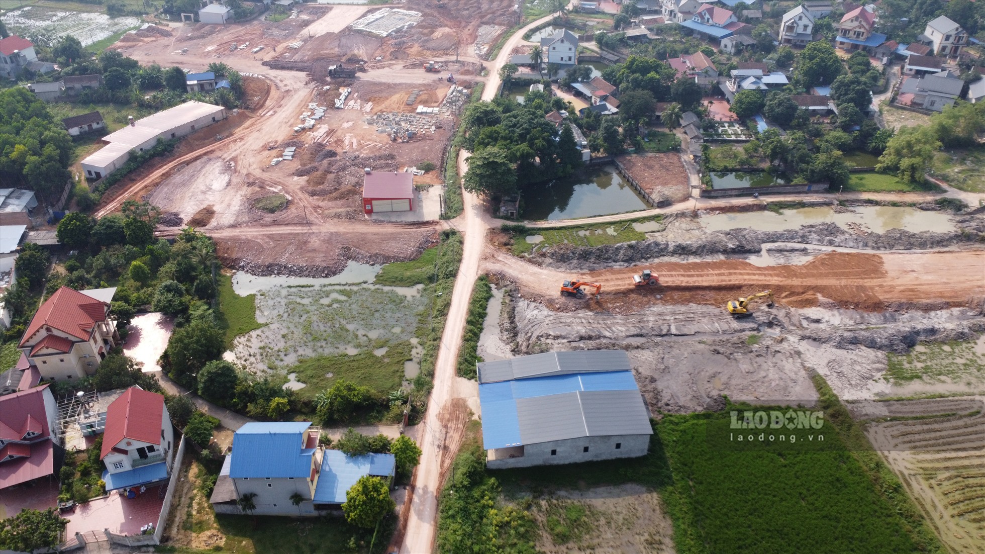 Toàn cảnh Khu tái định cư Tân Hương và một đoạn dự án tuyến đường liên kết (Bắc Giang - Thái Nguyên - Vĩnh Phúc) tại khu vực TDP Duyên Bắc, phường Tân Hương.