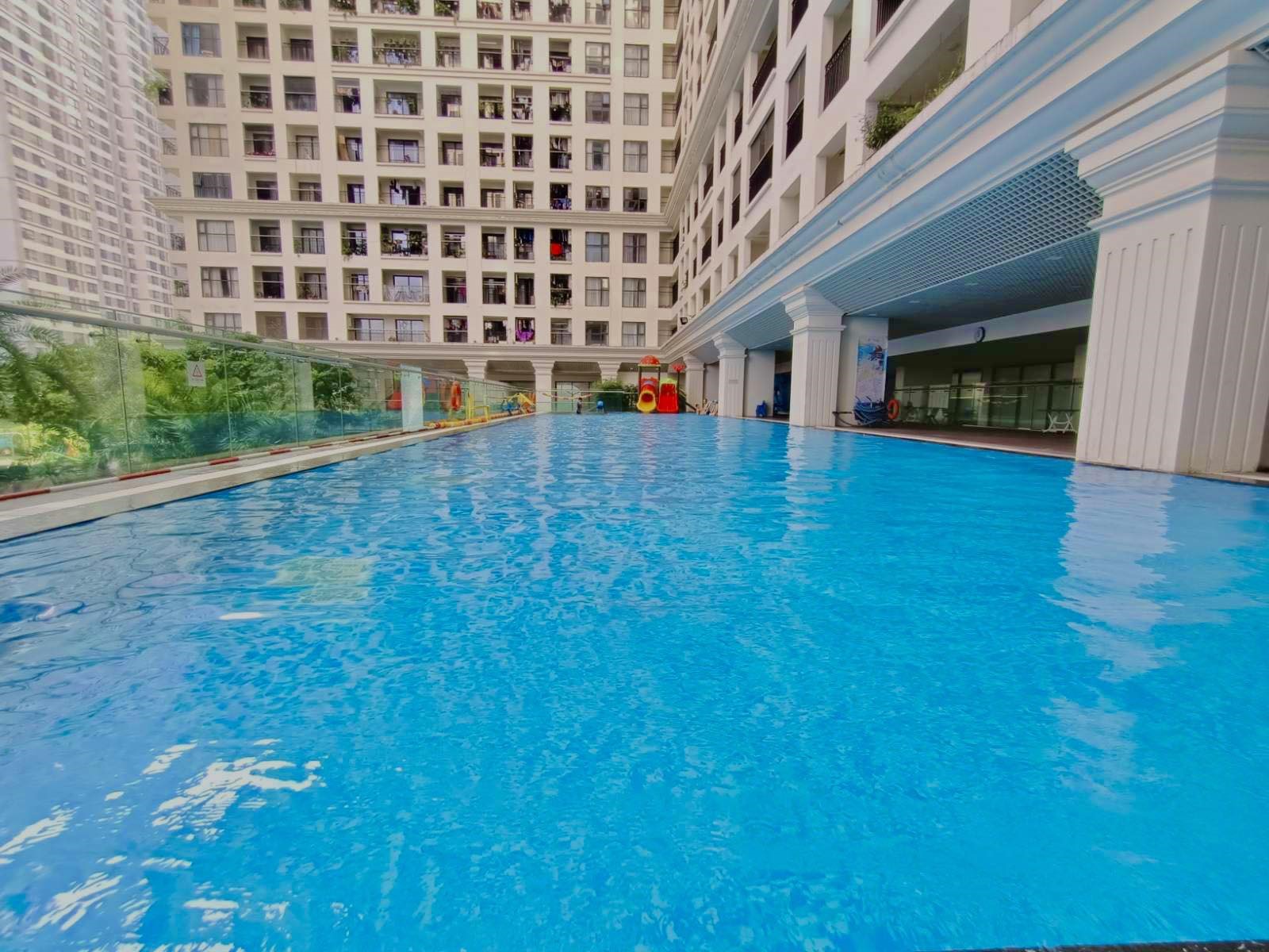 Bể bơi trong xanh là điểm đến được cư dân yêu thích vào những ngày hè.