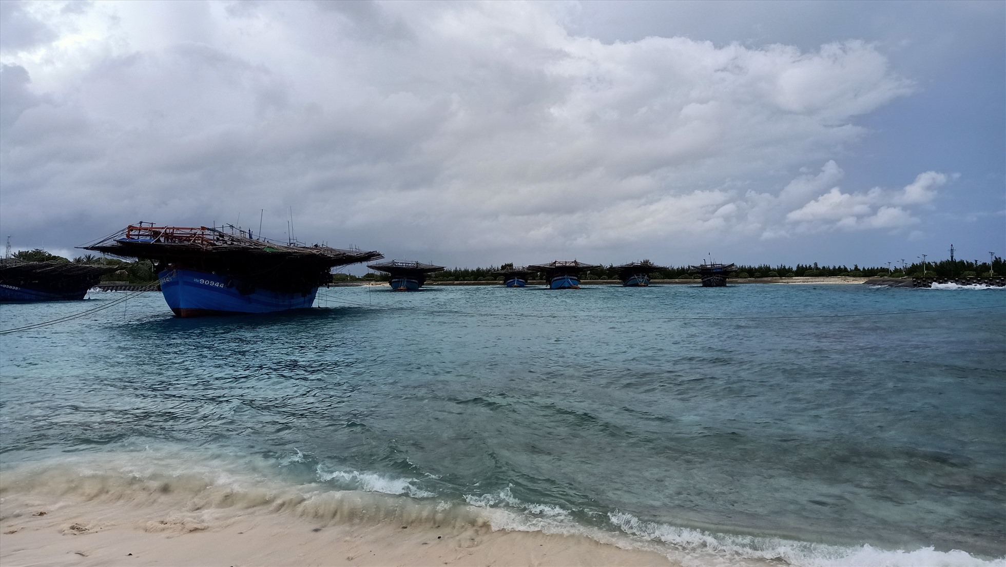Tàu cá của ngư dân vào tránh trú bão trong âu tàu ở đảo Sinh Tồn. Ảnh: N.Ninh