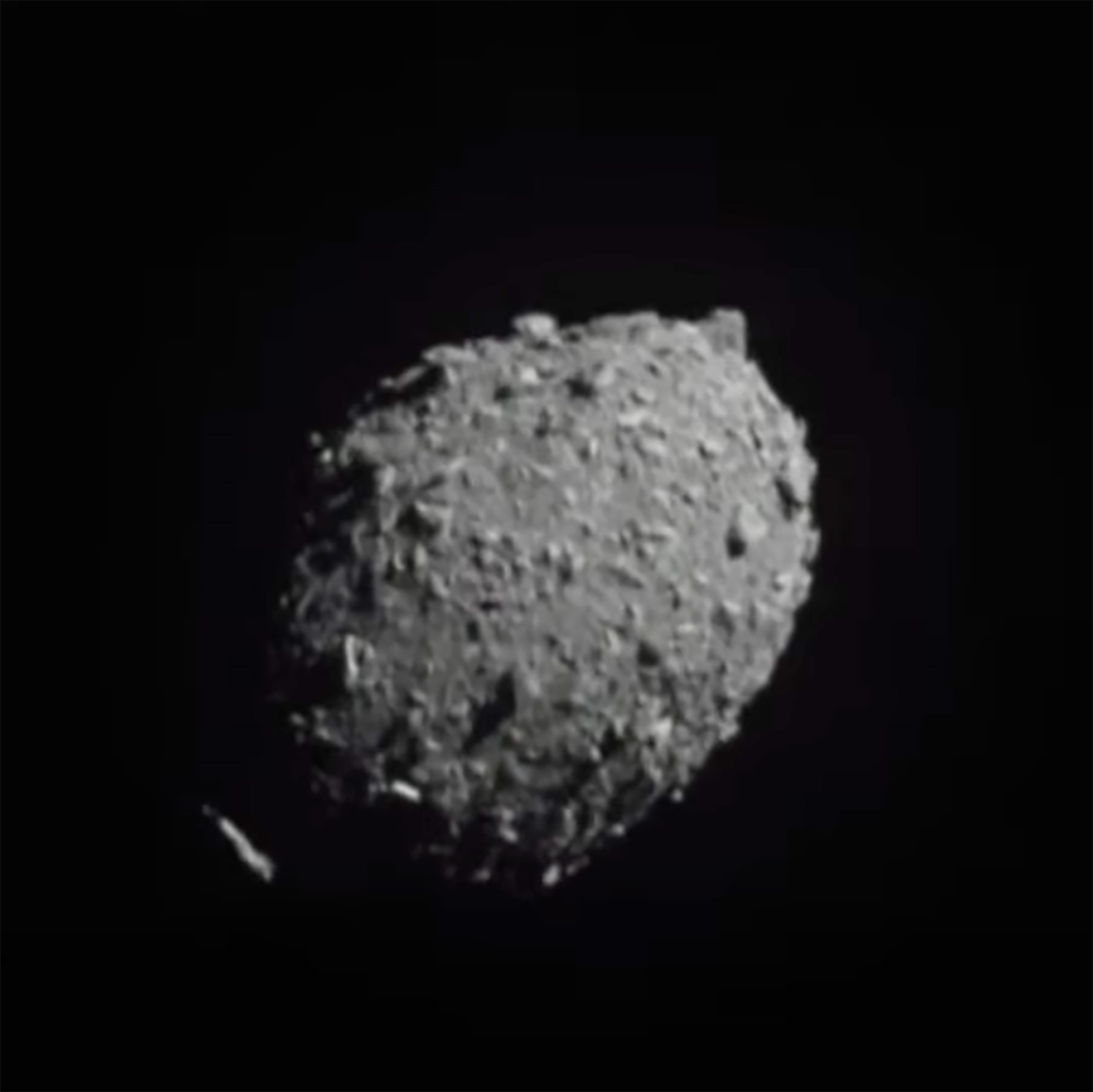 Cận cảnh tiểu hành tinh Dimorphos trong quá trình tàu vũ trụ DART của NASA lao vào ngày 26.9. Ảnh: NASA