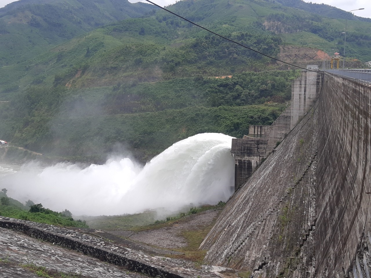 Thủy điện Đăkdrinh xả điều tiết nước hồ chứa về hạ du.