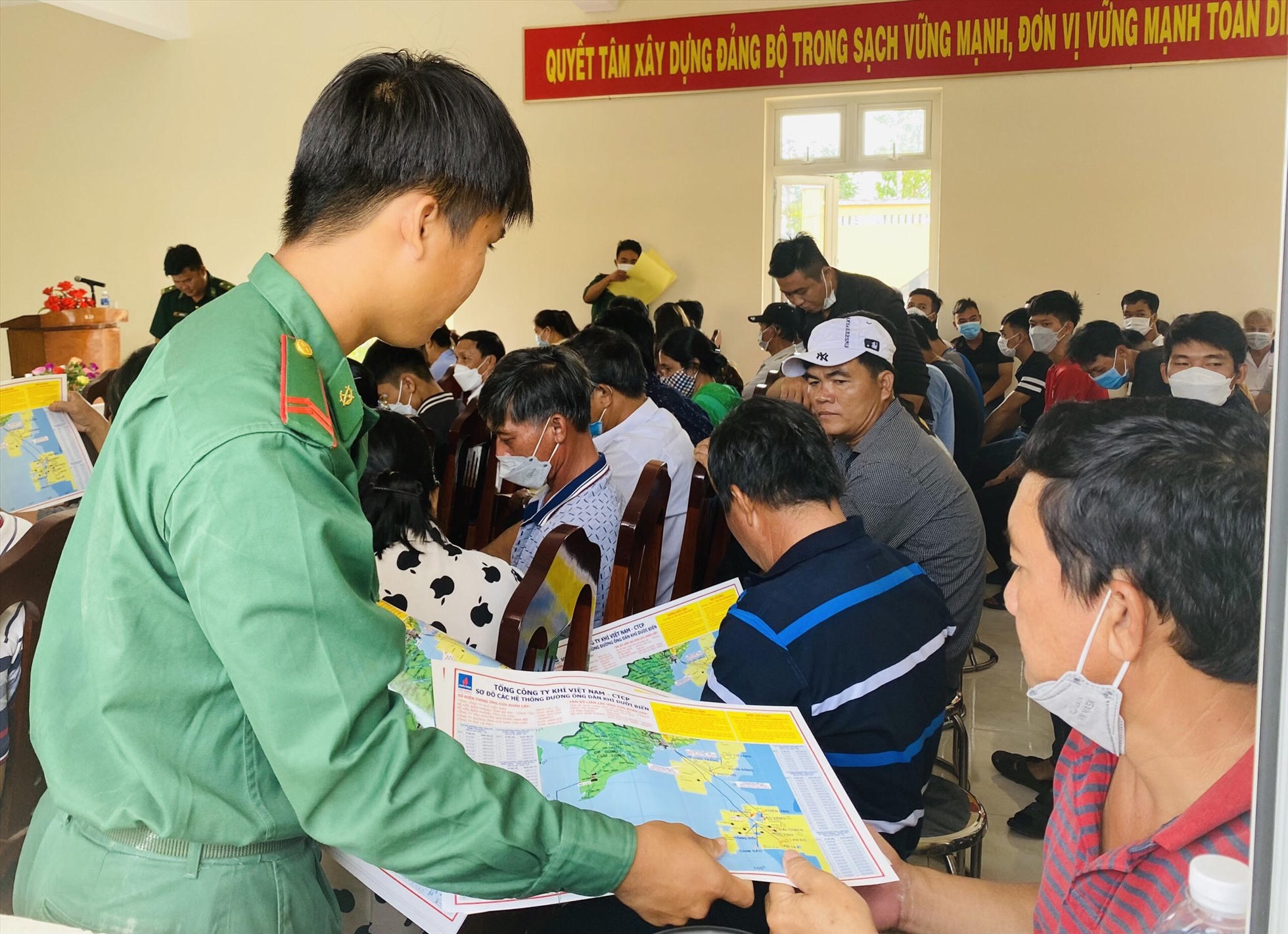 Cung cấp cho ngư dân các vị trí tọa độ các công trình, hệ thống đường ống dẫn khí dưới biển. Ảnh: Trung Thành