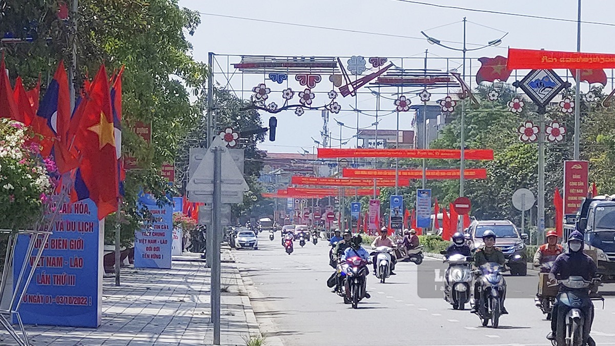 Các băng rôn, khẩu hiệu đỏ rực trên đường phố Điện Biên Phủ.