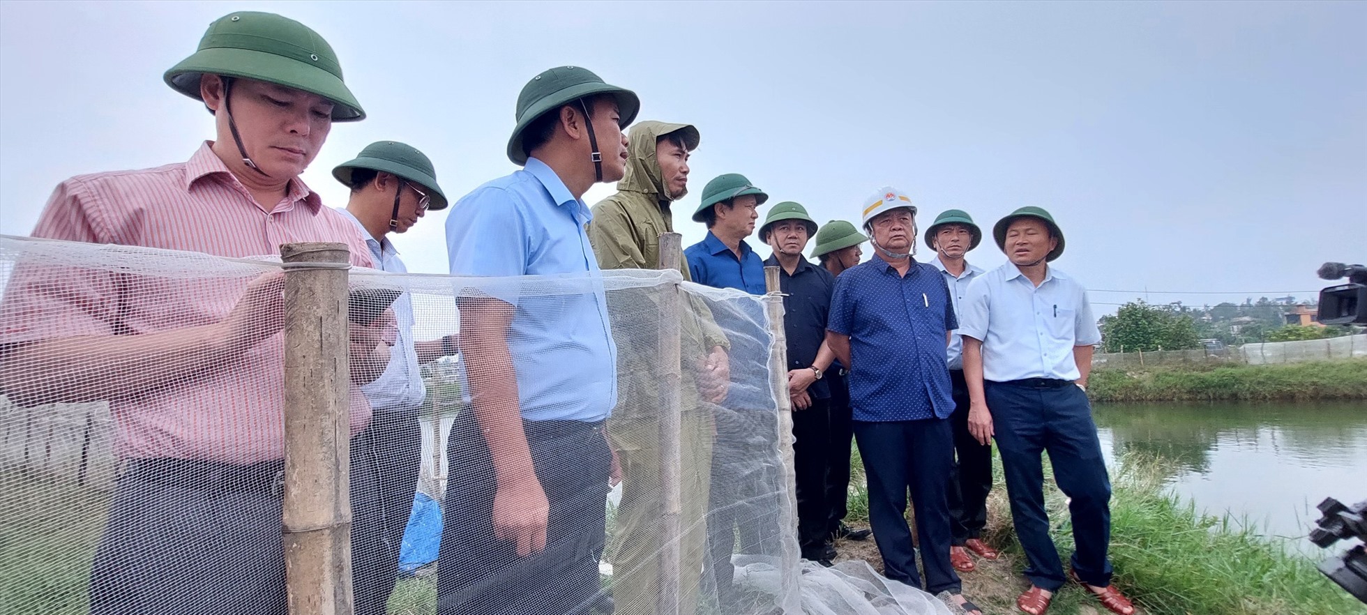 Bộ trưởng Nông Nghiệp và Phát triển nông thôn kiểm tra công tác phòng chống bão tại xã Phú Hải, huyện Phú Vang, TT-Huế sáng nay 27.9. Ảnh: NgHa
