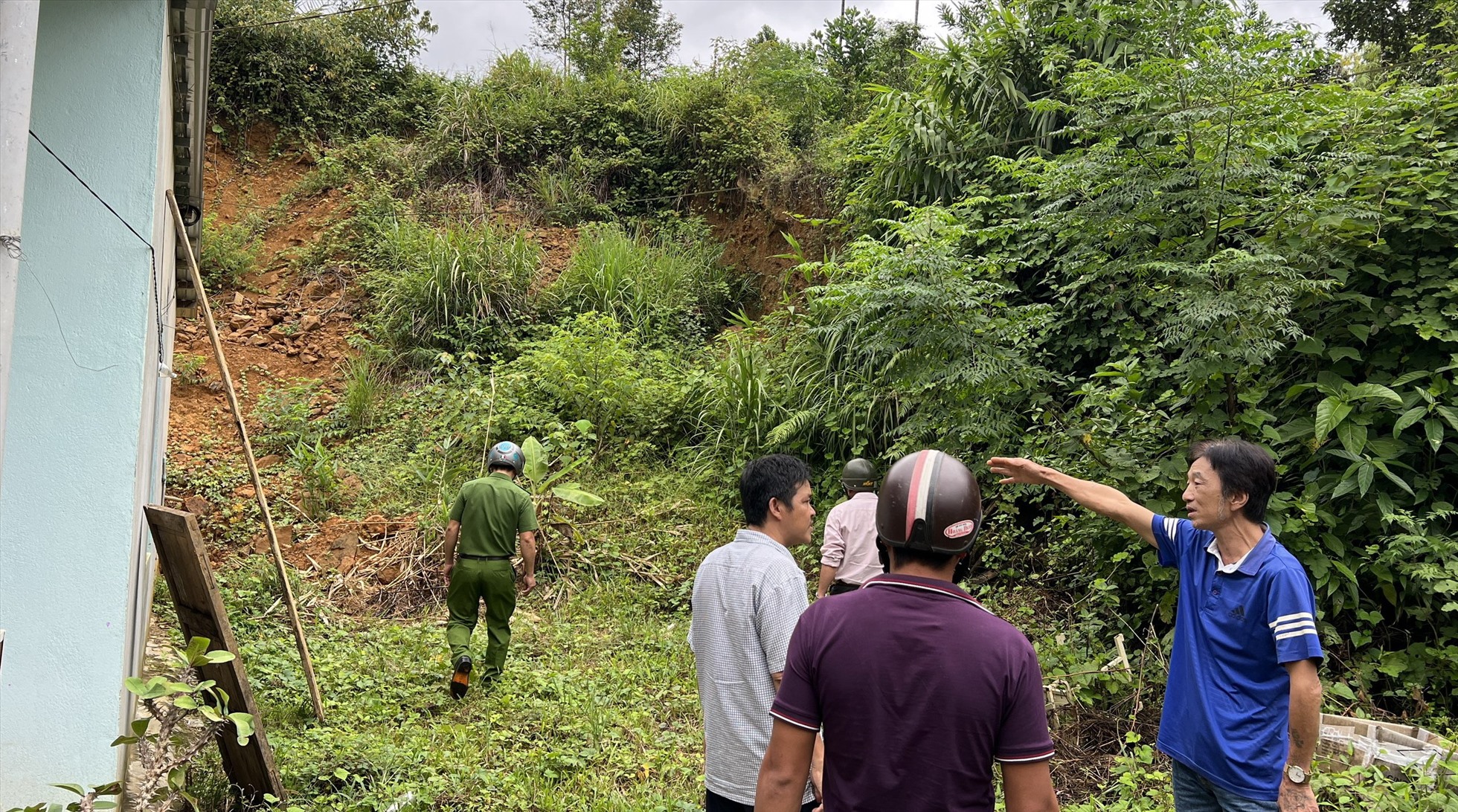 Rà soát vùng có nguy cơ sạt lở núi ở huyện Nam Trà My, Quảng Nam. Ảnh: LP