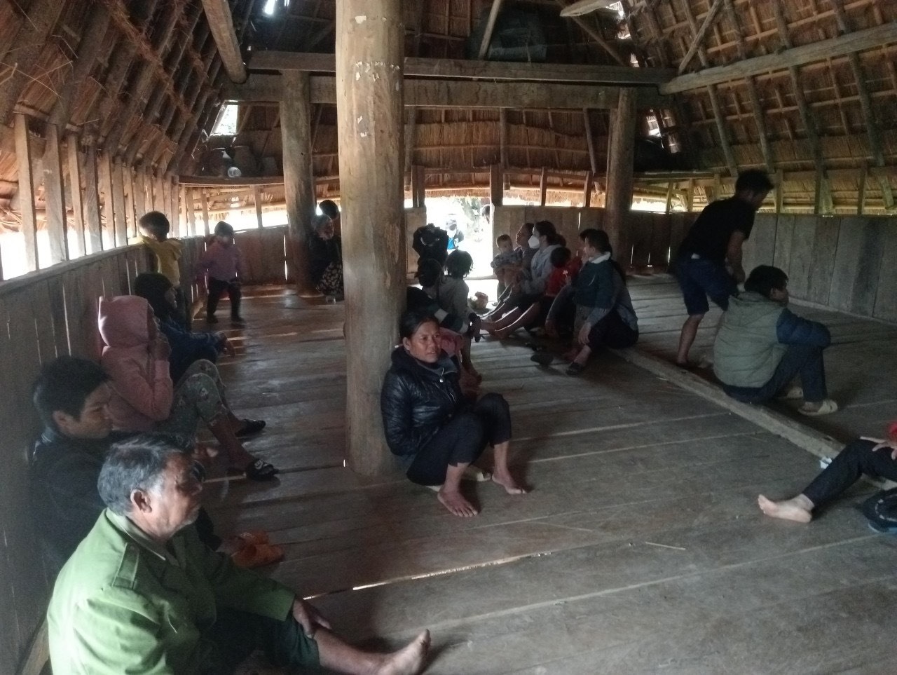 Người dân ở huyện Kon Rẫy, Kon Tum chuẩn bị di dời đồ đạc trước khi bão vào. Ảnh: Thanh Tuấn