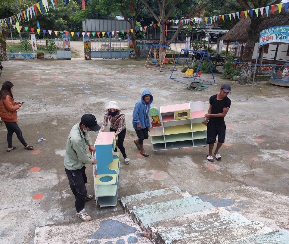 Thầy cô giáo ở huyện Kon Rẫy dọn dẹp đồ đạc chống bão. Ảnh T.T