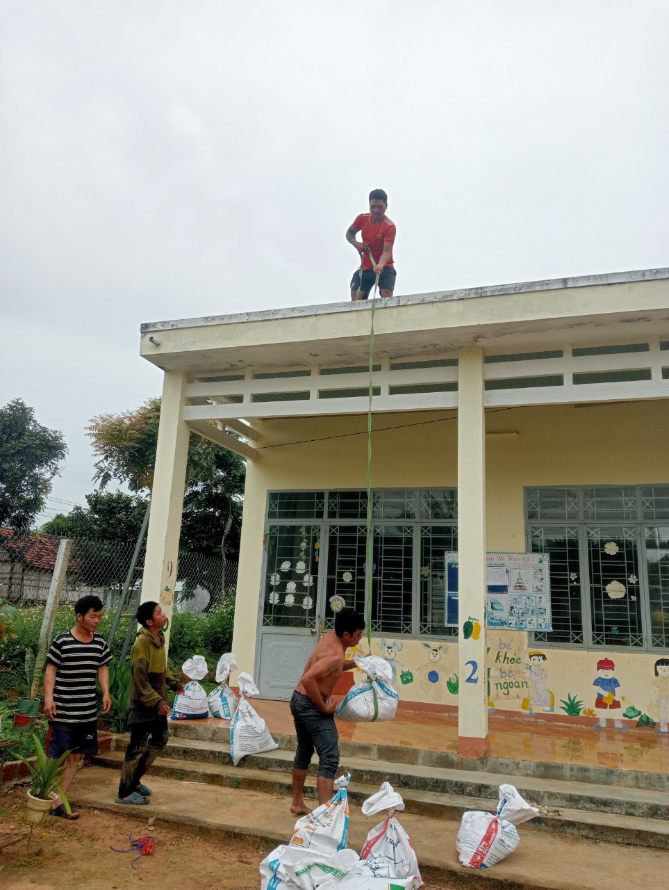 Người dân ở huyện Kon Rẫy, Kon Tum chuẩn bị di dời đồ đạc trước khi bão vào. Ảnh: Thanh Tuấn