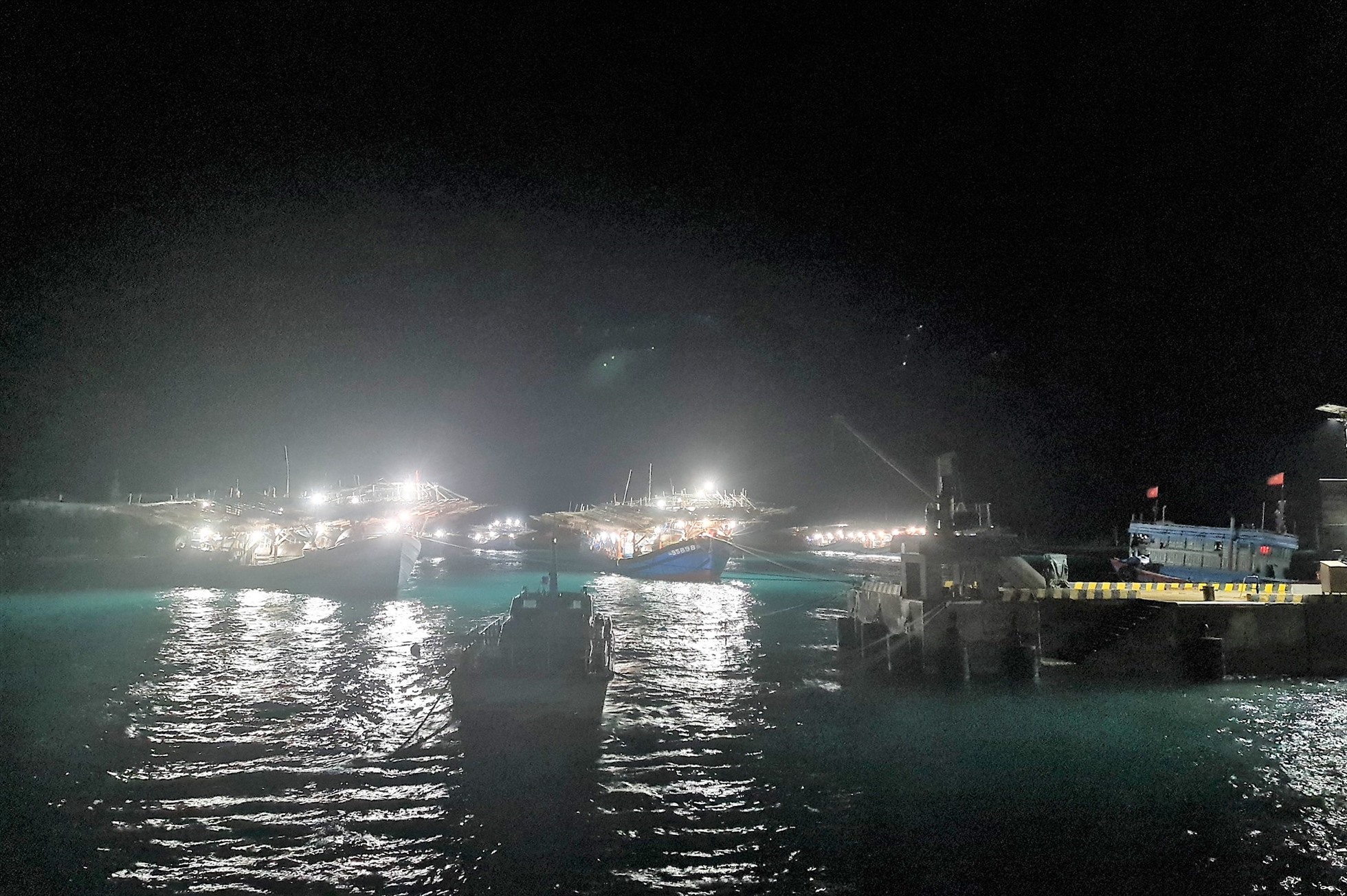 Hỗ trợ các tàu cá, ngư dân vào tránh trú bão trong đêm 26.9. Ảnh: HĐ129